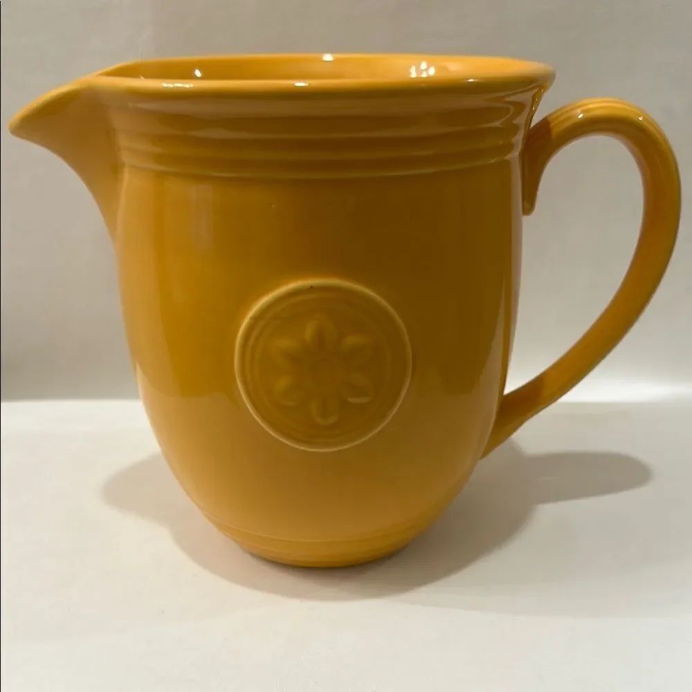 Oneida Petals Yellow Pitcher 64 Oz 6.5 Top 7.5 Tall Vintage Farmhouse Serveware
